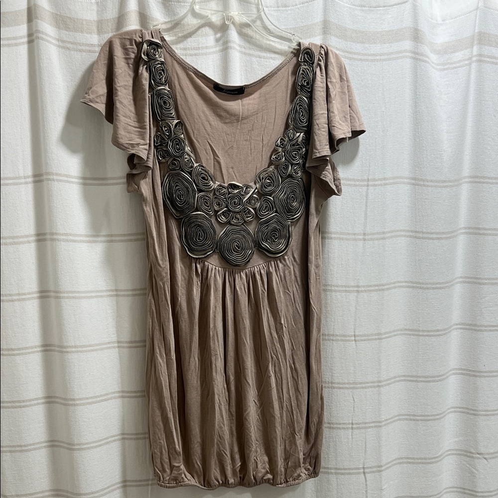 Shirt with ruffled sleeves